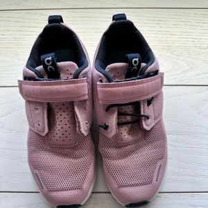 Girl pink on running shoes